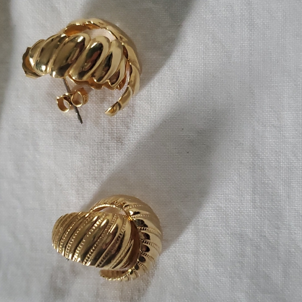 2 pairs of vintage 90s hoops